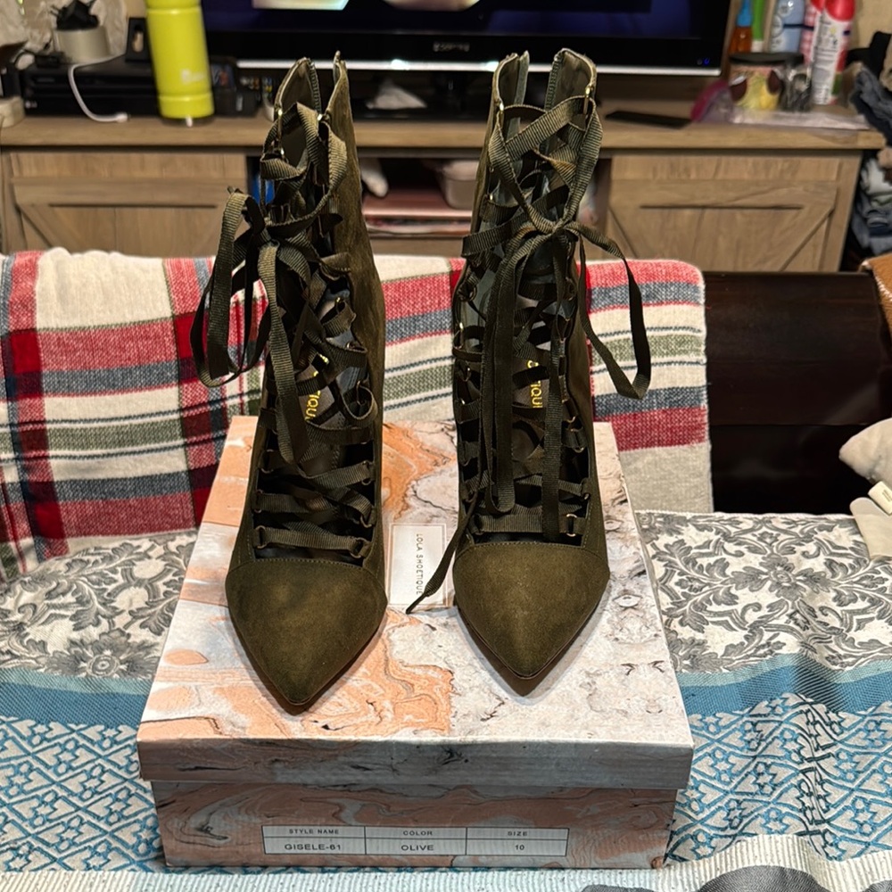 Lola Shoetique Green Lace Up Boots